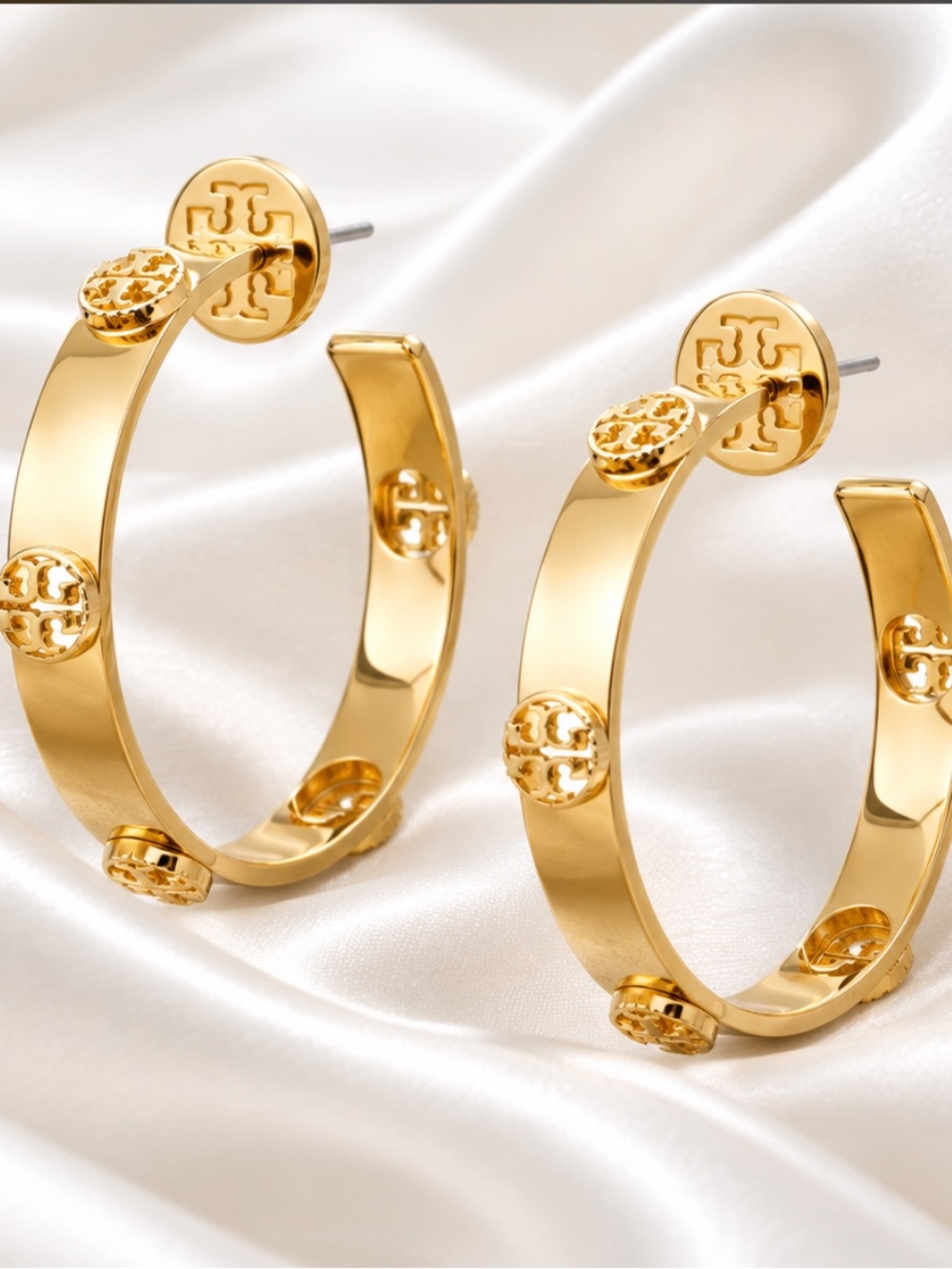 NWT TORI BURCH GOLD MILGRAIN LOGO HOOP EARINGS.